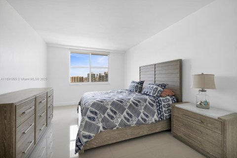 Condo in Sunny Isles Beach, Florida, 1 bedroom № 2021595 - photo 10