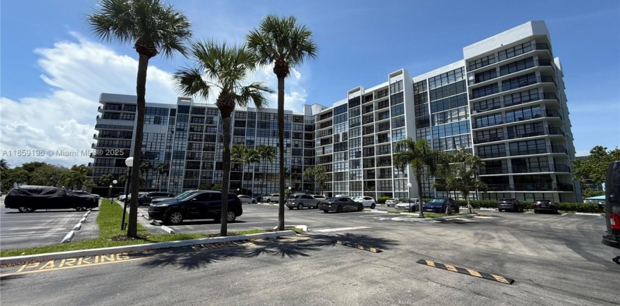 Кондоминиум с 1 спальней в Халландейл-Бич, Флорида № 1960568