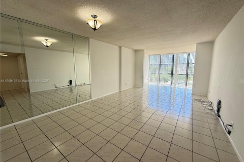 Купить кондоминиум в Халландейл-Бич, Флорида 1 спальня, 85.01м2, № 1960568 - фото 4