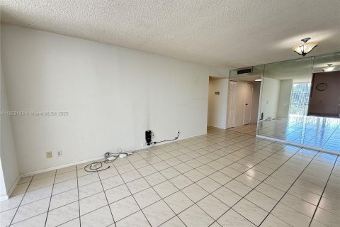 Купить кондоминиум в Халландейл-Бич, Флорида 1 спальня, 85.01м2, № 1960568 - фото 3