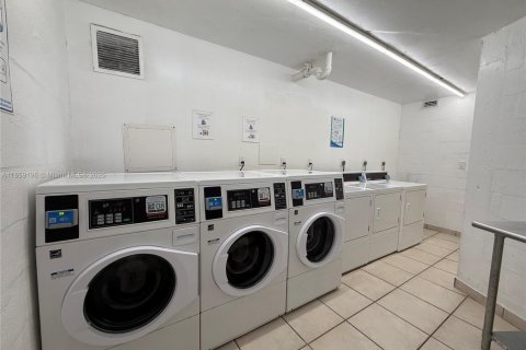 Купить кондоминиум в Халландейл-Бич, Флорида 1 спальня, 85.01м2, № 1960568 - фото 27