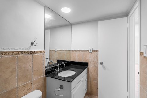 Condo in Miami Beach, Florida, 2 bedrooms  № 1594104 - photo 28