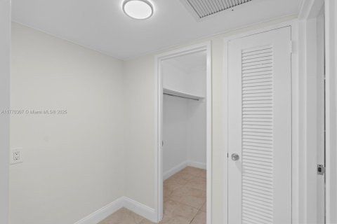 Condo in Miami Beach, Florida, 2 bedrooms  № 1594104 - photo 25