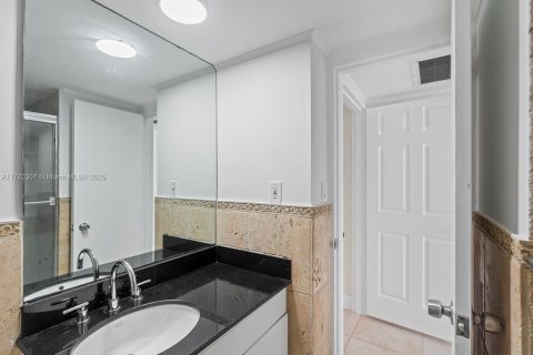 Condo in Miami Beach, Florida, 2 bedrooms  № 1594104 - photo 16