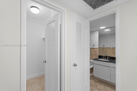 Condo in Miami Beach, Florida, 2 bedrooms  № 1594104 - photo 26