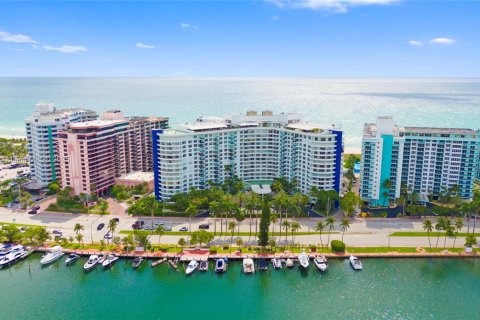 Condo in Miami Beach, Florida, 2 bedrooms  № 1594104 - photo 1
