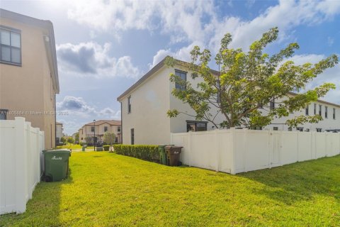 Townhouse in Hialeah, Florida 3 bedrooms, 158.68 sq.m. № 1864625 - photo 4