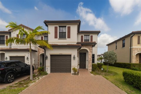 Townhouse in Hialeah, Florida 3 bedrooms, 158.68 sq.m. № 1864625 - photo 1