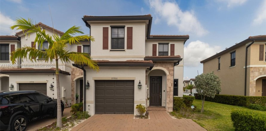 Townhouse in Hialeah, Florida 3 bedrooms, 158.68 sq.m. № 1864625