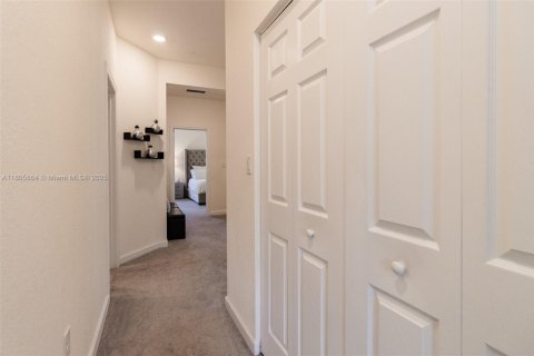 Townhouse in Hialeah, Florida 3 bedrooms, 158.68 sq.m. № 1864625 - photo 29