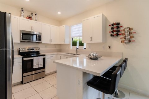 Townhouse in Hialeah, Florida 3 bedrooms, 158.68 sq.m. № 1864625 - photo 15