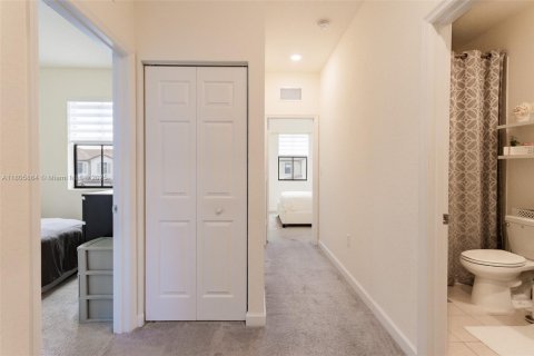 Townhouse in Hialeah, Florida 3 bedrooms, 158.68 sq.m. № 1864625 - photo 24