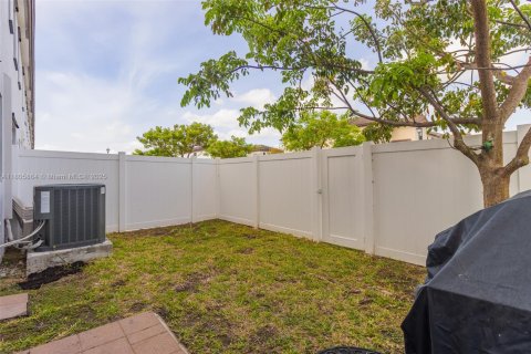 Townhouse in Hialeah, Florida 3 bedrooms, 158.68 sq.m. № 1864625 - photo 5