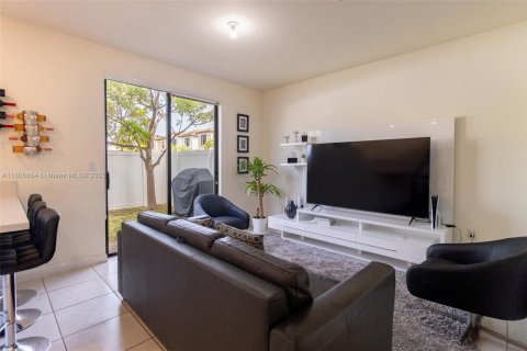 Townhouse in Hialeah, Florida 3 bedrooms, 158.68 sq.m. № 1864625 - photo 9