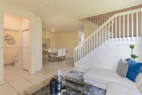 Townhouse in Hialeah, Florida 3 bedrooms, 158.68 sq.m. № 1864625 - photo 11