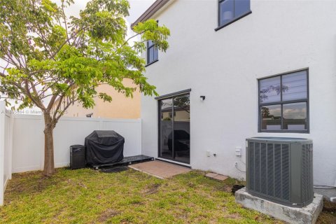 Townhouse in Hialeah, Florida 3 bedrooms, 158.68 sq.m. № 1864625 - photo 6