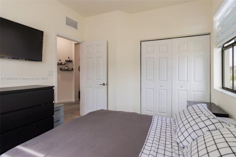 Townhouse in Hialeah, Florida 3 bedrooms, 158.68 sq.m. № 1864625 - photo 26
