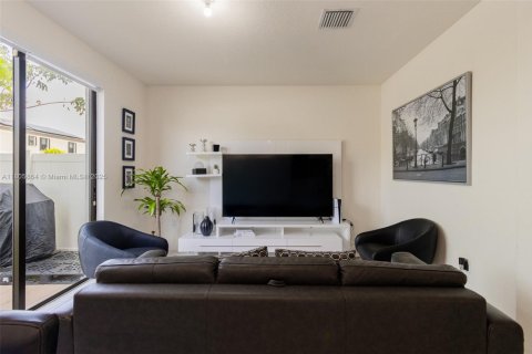 Townhouse in Hialeah, Florida 3 bedrooms, 158.68 sq.m. № 1864625 - photo 10