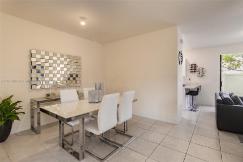 Townhouse in Hialeah, Florida 3 bedrooms, 158.68 sq.m. № 1864625 - photo 13