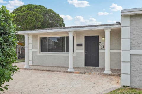 Casa en venta en Miami Gardens, Florida, 3 dormitorios № 2000215 - foto 2