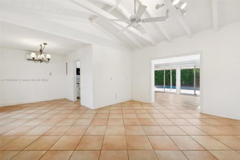 House in Key Biscayne, Florida 4 bedrooms, 170.1 sq.m. № 1695639 - photo 6
