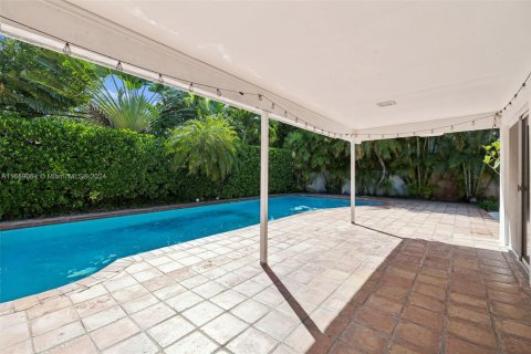 House in Key Biscayne, Florida 4 bedrooms, 170.1 sq.m. № 1695639 - photo 2