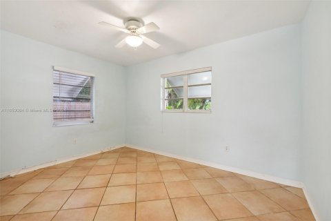 House in Key Biscayne, Florida 4 bedrooms, 170.1 sq.m. № 1695639 - photo 11