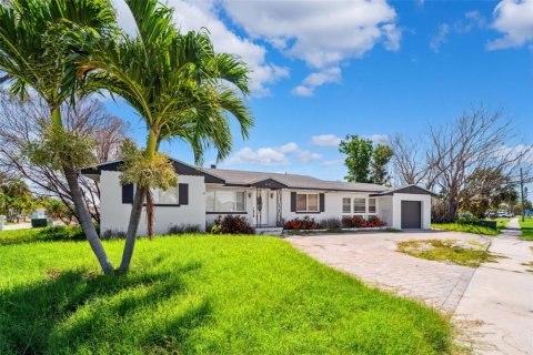 House in Saint Pete Beach, Florida 3 bedrooms, 126.9 sq.m. № 1835678 - photo 2