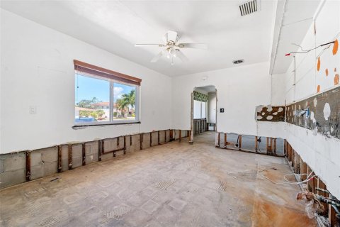 House in Saint Pete Beach, Florida 3 bedrooms, 126.9 sq.m. № 1835678 - photo 12