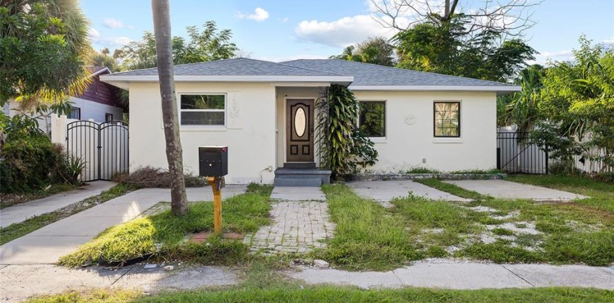 Villa ou maison à Saint Petersburg, Floride 5 chambres, 199.09 m2 № 2427064