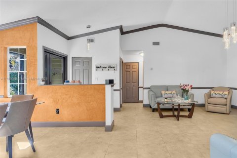 Casa en venta en Miami, Florida, 3 dormitorios, 125.6 m2 № 1704995 - foto 8