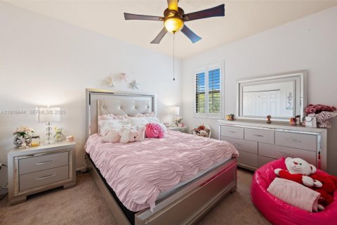 House in Cutler Bay, Florida 5 bedrooms, 270.9 sq.m. № 1990214 - photo 19