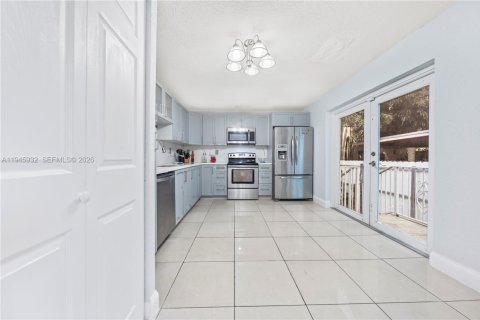 House in Miami, Florida 3 bedrooms, 136.57 sq.m. № 2003583 - photo 9