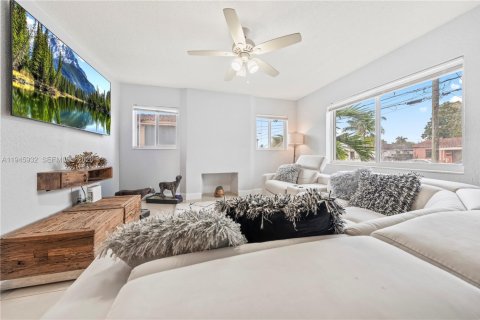 House in Miami, Florida 3 bedrooms, 136.57 sq.m. № 2003583 - photo 6