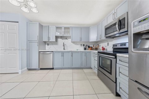 House in Miami, Florida 3 bedrooms, 136.57 sq.m. № 2003583 - photo 12