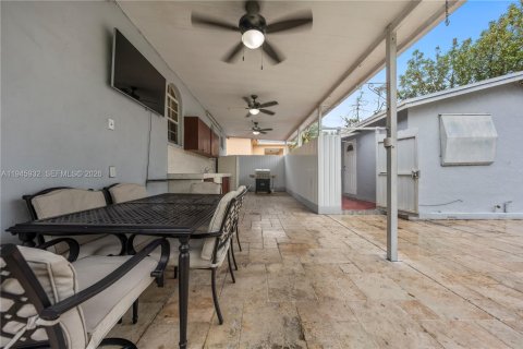 House in Miami, Florida 3 bedrooms, 136.57 sq.m. № 2003583 - photo 25