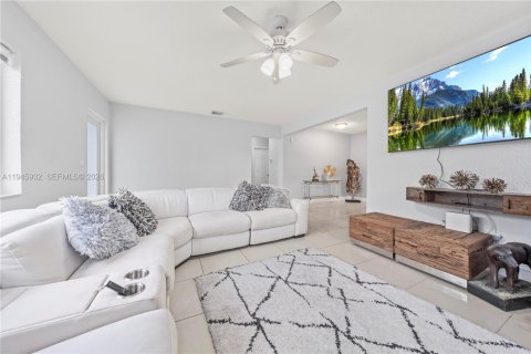 House in Miami, Florida 3 bedrooms, 136.57 sq.m. № 2003583 - photo 4