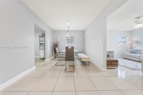 House in Miami, Florida 3 bedrooms, 136.57 sq.m. № 2003583 - photo 8