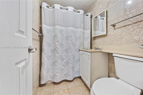 House in Miami, Florida 3 bedrooms, 136.57 sq.m. № 2003583 - photo 20