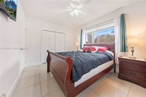 House in Miami, Florida 3 bedrooms, 136.57 sq.m. № 2003583 - photo 18