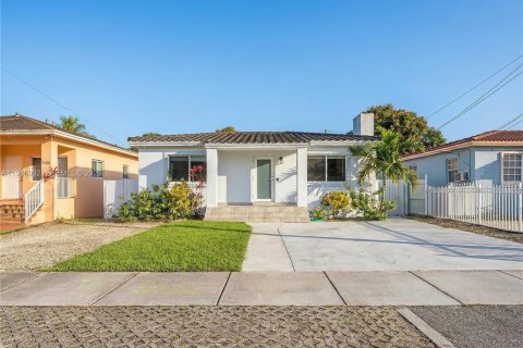 House in Miami, Florida 3 bedrooms, 136.57 sq.m. № 2003583 - photo 2