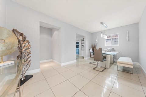 House in Miami, Florida 3 bedrooms, 136.57 sq.m. № 2003583 - photo 7