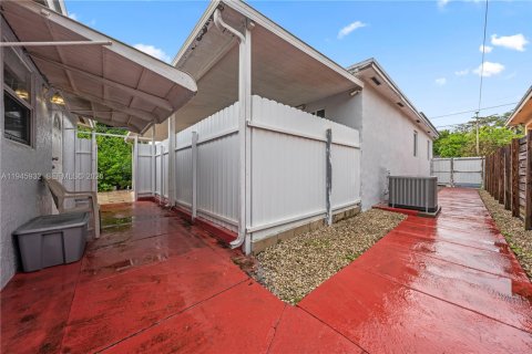 House in Miami, Florida 3 bedrooms, 136.57 sq.m. № 2003583 - photo 24