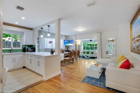 House in Hallandale Beach, Florida 5 bedrooms, 173.36 sq.m. № 2267954 - photo 2