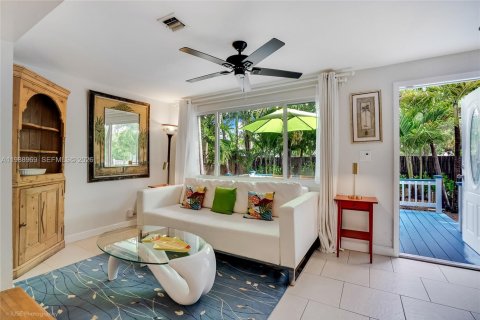 House in Hallandale Beach, Florida 5 bedrooms, 173.36 sq.m. № 2267954 - photo 9