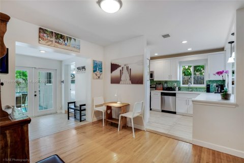House in Hallandale Beach, Florida 5 bedrooms, 173.36 sq.m. № 2267954 - photo 5