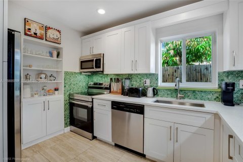 House in Hallandale Beach, Florida 5 bedrooms, 173.36 sq.m. № 2267954 - photo 7