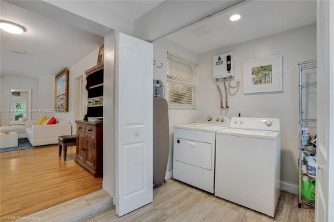 House in Hallandale Beach, Florida 5 bedrooms, 173.36 sq.m. № 2267954 - photo 16