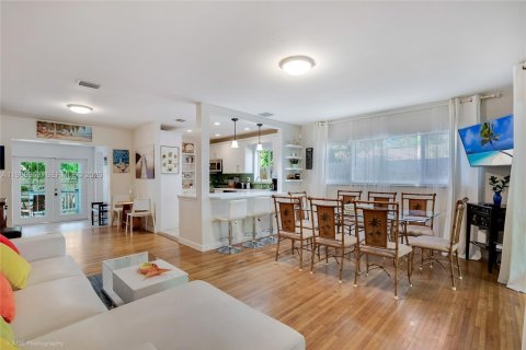 House in Hallandale Beach, Florida 5 bedrooms, 173.36 sq.m. № 2267954