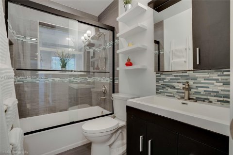 House in Hallandale Beach, Florida 5 bedrooms, 173.36 sq.m. № 2267954 - photo 22